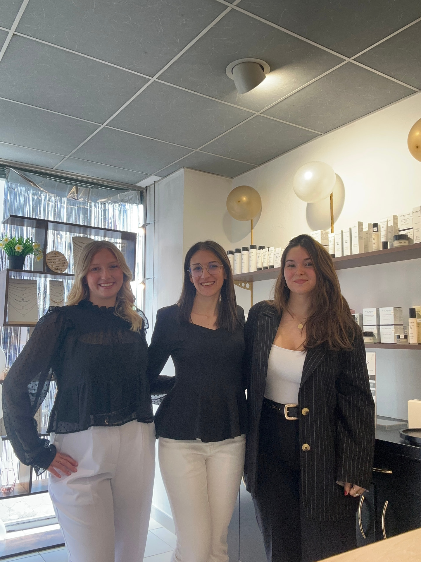 Kathy, Lilou et Alyssa dans l'institut